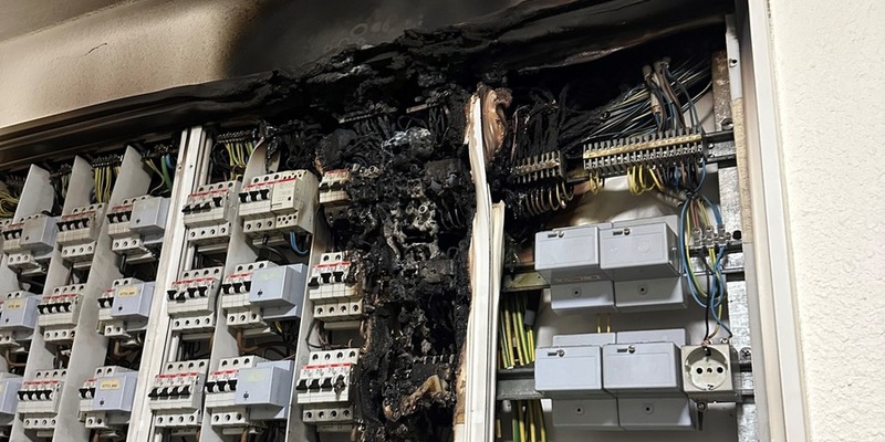 FW-E: Feuer in einer Elektrounterverteilung - großflächige Verrauchung eines Mehrfamilienhauses - Foto: presseportal.de