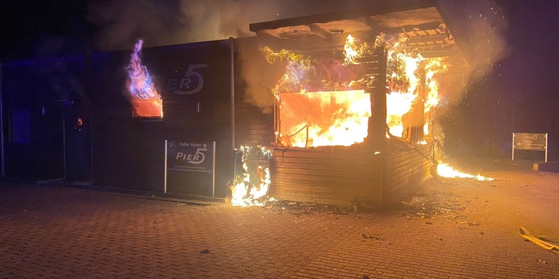 FW Xanten: Brand eines Gastronomiebetriebs an der Xantener Nordsee - Foto: presseportal.de