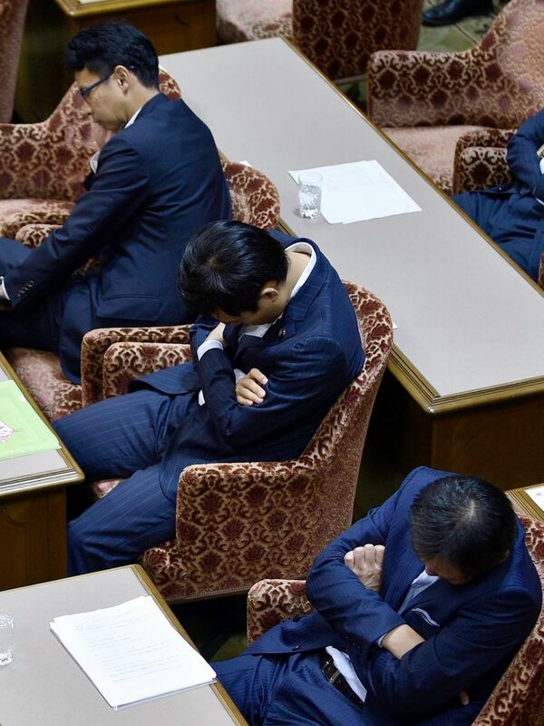 調査によると、日本の労働者のほぼ半数は年間睡眠時間が6時間未満です。
