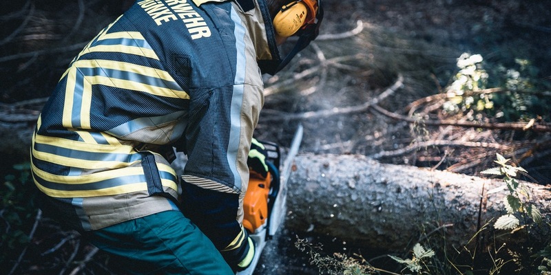 FW Hünxe: Baum auf Straße - Foto: presseportal.de