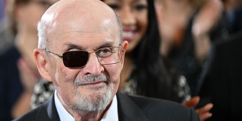 «Jeder wusste, dass er», Donald Trump, «ein Idiot und Lügner war», sagt Autor Salman Rushdie vor der diesjährigen US-Wahl. «Ich hoffe nur, dass sie nicht wieder darauf hereinfallen.» - Foto: Arne Dedert/dpa