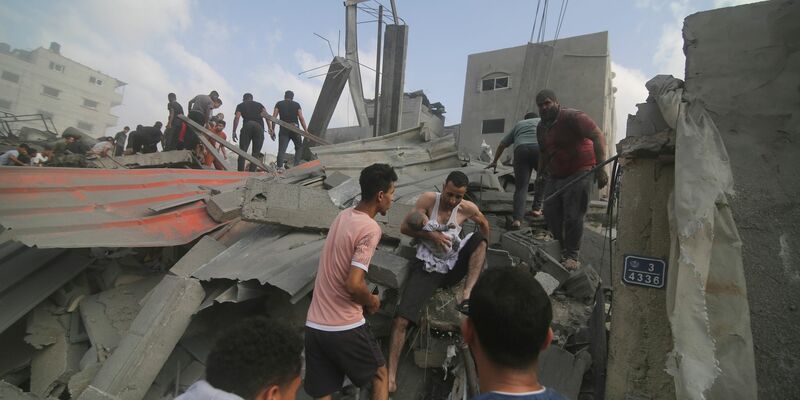 Das israelische Militär greift weiterhin Ziele in der Stadt Rafah im Gazastreifen nahe der ägyptischen Grenze an. - Foto: Hatem Ali/AP/dpa