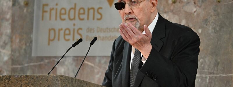Salman Rushdie bei seiner Dankesrede nach der Auszeichnung mit dem Friedenspreis des Deutschen Buchhandels. - Foto: Arne Dedert/dpa