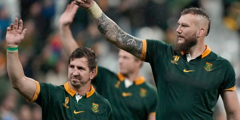 Südafrikas Rg Snyman (r) und Damian de Allende feiern nach dem 16:15-Sieg. - Foto: Lewis Joly/AP