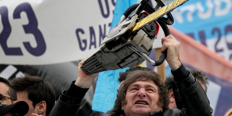 Javier Milei, selbst ernannter «Anarchokapitalist» und Präsidentschaftskandidat, schwenkt eine Kettensäge mit seinem Namen auf einer Wahlkampfveranstaltung. - Foto: Natacha Pisarenko/AP