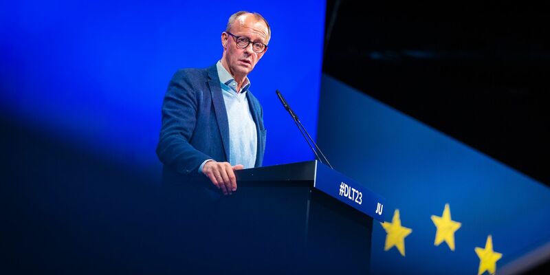 Friedrich Merz, CDU-Bundesvorsitzender und Fraktionsvorsitzender der CDU/CSU-Fraktion, spricht auf dem 75. Deutschlandtag der Jungen Union. - Foto: Moritz Frankenberg/dpa