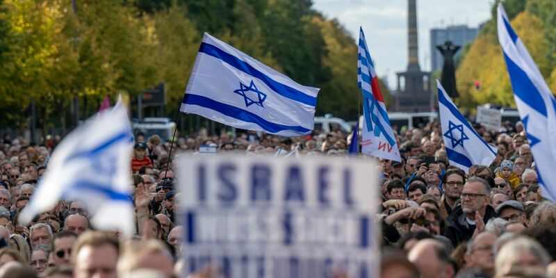 Zahlreiche Menschen nehmen teil an der Kundgebung «Aufstehen gegen Terror, Hass und Antisemitismus – in Solidarität und Mitgefühl mit Israel» vor dem Brandenburger Tor. - Foto: Monika Skolimowska/dpa