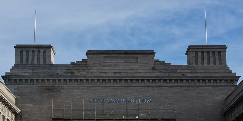 Ein Baugerüst an der Fassade des Pergamonmuseums. - Foto: Paul Zinken/dpa