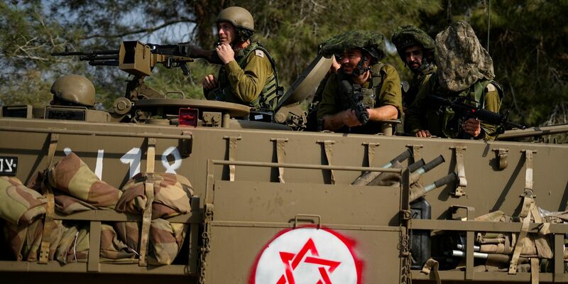Israelische Soldaten fahren einen gepanzerten Mannschaftstransportwagen (APC) in der Nähe der Grenze zum Gazastreifen im Süden Israels. - Foto: Ariel Schalit/AP/dpa