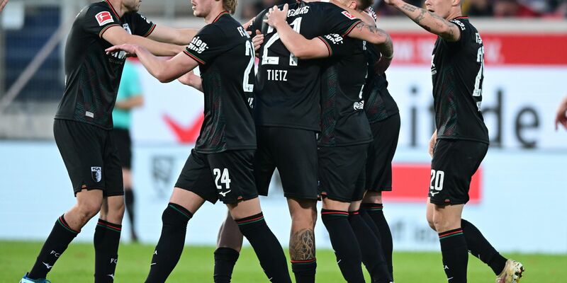 Augsburgs Spieler freuen sich über ein Tor bei Sieg in Heidenheim. - Foto: Bernd Weißbrod/dpa