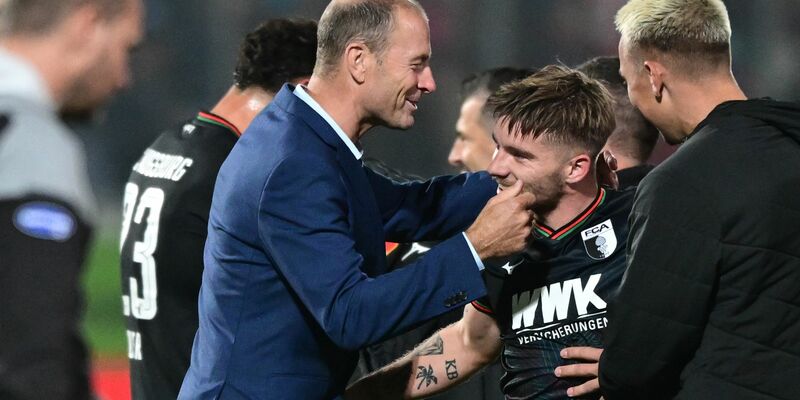 Neu-FCA-Trainer Jens Thorup herzt Mads Pedersen, den Torschützen zum 2:2-Ausgleich. - Foto: Bernd Weißbrod/dpa