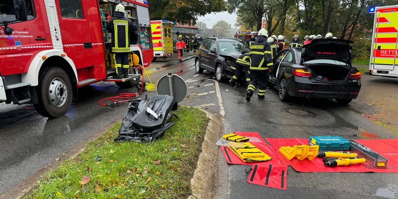 FFW Fredenbeck: Zwei Autofahrer bei Verkehrsunfall verletzt / Feuerwehr befreit Fahrerin aus BMW - Foto: presseportal.de