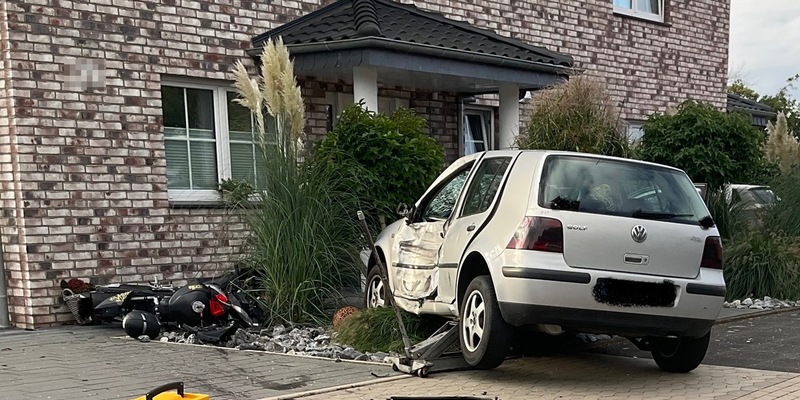 FF Bad Salzuflen: Motorradfahrer wird unter Pkw eingeklemmt / Zwei Menschen bei Unfall in Wülfer-Bexten zum Teil lebensgefährlich verletzt - Foto: presseportal.de