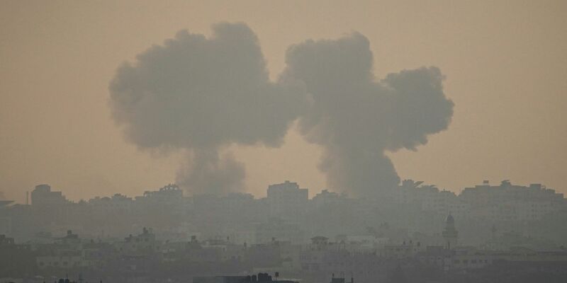 Die Angriffe der israelischen Armee auf den Gazastreifen laufen weiter. - Foto: Ariel Schalit/AP/dpa