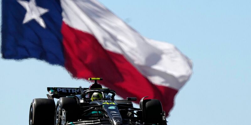 Mercedes-Pilot Lewis Hamilton wurde nachträglich disqualifiziert. - Foto: Eric Gay/AP/dpa