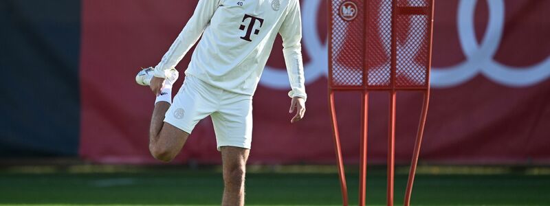 Noussair Mazraoui beim Training des FC Bayern München. - Foto: Lennart Preiss/dpa