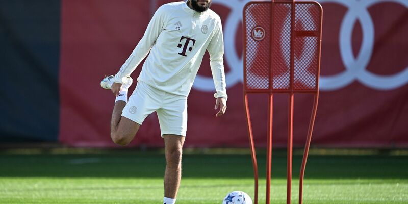 Noussair Mazraoui beim Training des FC Bayern München. - Foto: Lennart Preiss/dpa