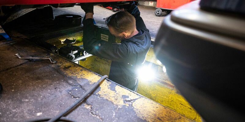 Wer ein Auto besitzt, muss sich in den kommenden Jahren auf höhere Prämien für die Kfz-Versicherung einstellen. - Foto: Fabian Sommer/dpa