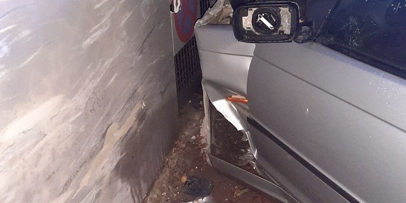 POL-HL: HL-St. Lorenz Nord / PKW kollidiert mit Hauswand - Fahrer nach Widerstand im Gewahrsam - Foto: presseportal.de