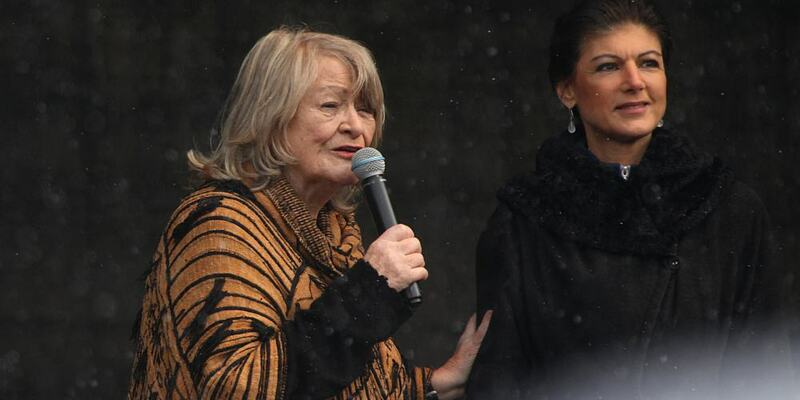 Alice Schwarzer und Sahra Wagenknecht auf Demo am 25.02.2023 - Foto: über dts Nachrichtenagentur