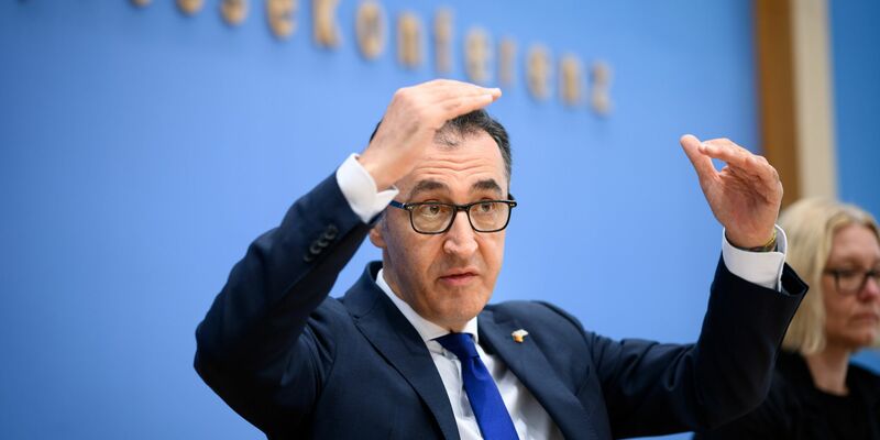 Cem Özdemir ist Bundesminister für Ernährung und Landwirtschaft. Hier bei der Vorstellung des Ernährungsreports 2023 in Berlin. - Foto: Bernd von Jutrczenka/dpa
