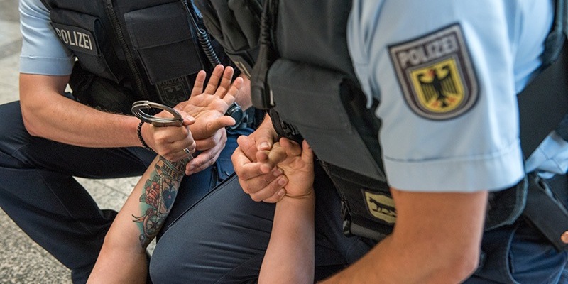 Bundespolizeidirektion München: Betäubungsmittel-Konsument versucht Bundespolizisten die Dienstwaffe zu entreißen - Foto: presseportal.de