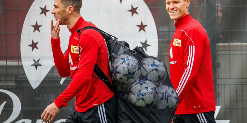 Unions Robin Gosens liegt nach der Niederlage gegen den SSC Neapel auf dem Rasen. - Foto: Andreas Gora/dpa