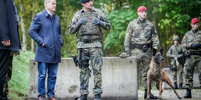 Bundeskanzler Olaf Scholz (SPD) beobachtet eine Fähigkeitsdemonstration der Territorialen Verfügungsgruppe auf dem Militärflughafen Köln-Wahn. - Foto: Kay Nietfeld/dpa