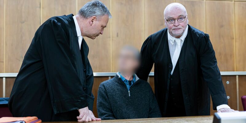 Der Angeklagte (m.) im Landgericht Hannover. Der Mann ist zu einer Haftstrafe verurteilt worden. - Foto: Michael Matthey/dpa