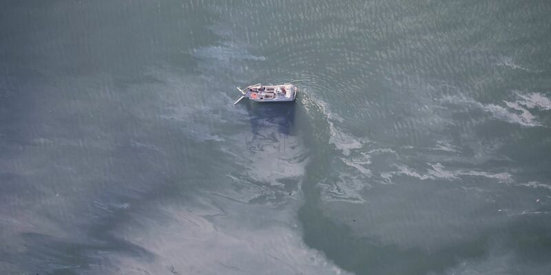 Einsatzkräfte der schwedischen Küstenwache arbeiten daran, Öl von der Fähre aufzufangen. - Foto: ---/Küstenwache Schweden/dpa