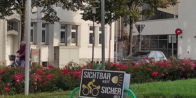 POL-HM: Polizei und Verkehrswacht machen auf mehr Sichtbarkeit im Straßenverkehr in der dunklen Jahreszeit aufmerksam - Foto: presseportal.de