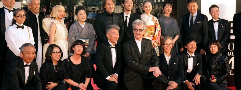 Wim Wenders (1. Reihe, 4.v.r), mit der Crew und Schauspielern des Films «Perfect Days» beim Filmfestival in Tokio. - Foto: Shuji Kajiyama/AP/dpa
