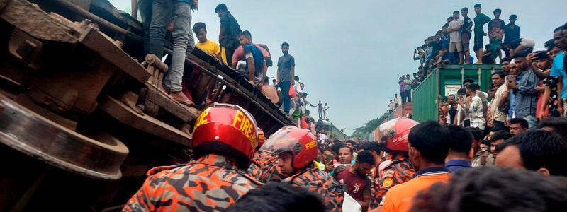 Rettungskräfte nach dem Zusammenstoß eines Güterzuges mit einem Personenzug in Bangladesch. - Foto: -/Bangladesh Fire Service and Civil Defense Department/AP/dpa