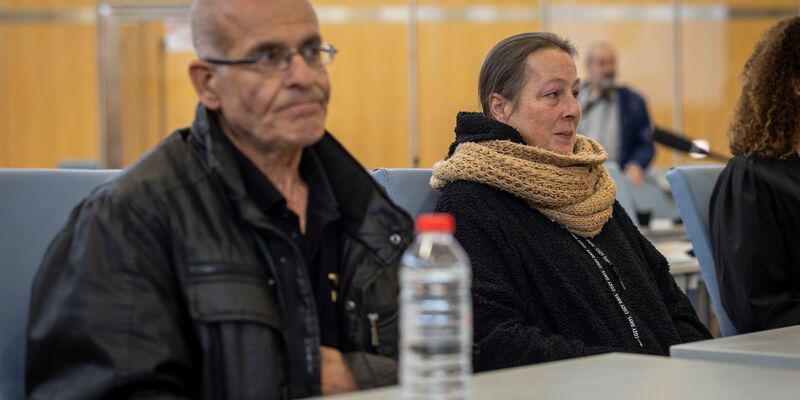 Die Eltern des ermordeten Irfan Dip, Ali Dip (l) und Karin Dip, sitzen als Nebenkläger im Gerichtssaal. Ein 27-jährige Syrer muss sich vor dem Oberlandesgericht für zwei Bluttaten in Duisburg wegen Mordes und dreifachen Mordversuchs verantworten. - Foto: Christoph Reichwein/dpa