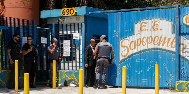 Polizisten sind an der Schule im Einsatz, in der es zu einem tödlichen Angriff kam. - Foto: Paulo Pinto/Agencia Brazil/dpa