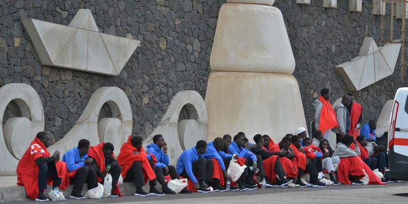 Migranten werden im Hafen von La Restinga auf der Insel El Hierro vom Gesundheitsdienst versorgt. - Foto: Europa Press/EUROPA PRESS/dpa