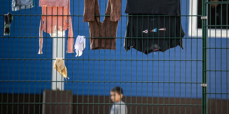 Eine Erstaufnahmeneinrichtung in Gießen. Rund 3500 Menschen aus unterschiedlichen Ländern sollen von dort aus auf kommunale Einrichtungen verteilt werden. - Foto: Hannes P. Albert/dpa