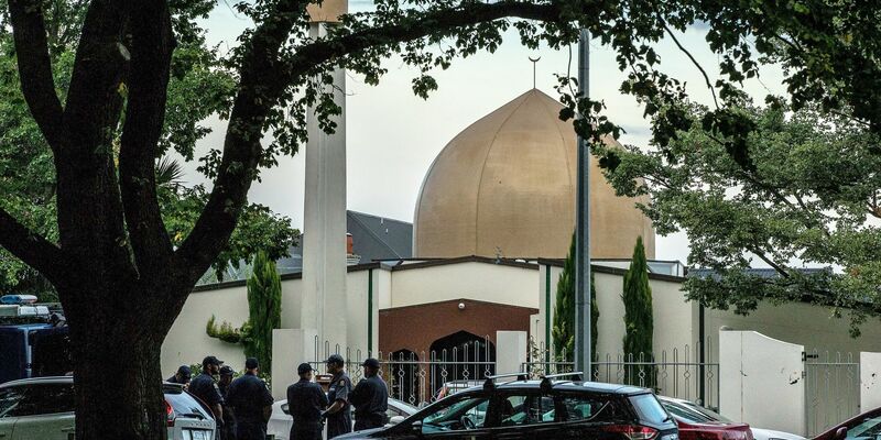 Polizisten stehen am Tag nach der Tat vor einer der beiden Moscheen in Christchurch, wo ein Rechtsextremer 51 Menschen erschoss und 50 weitere verletzte. - Foto: Martin Hunter/SNPA via AAP/dpa