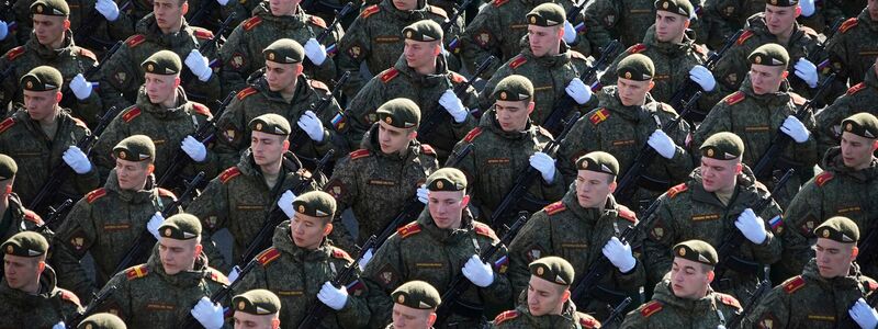 Russische Soldaten marschieren während einer Militärparade durch Moskau. Medienberichten zufolge werden in der Söldnereinheit «Redut» Scharfschützinnen und Bedienerinnen von Drohnen angeworben. - Foto: Uncredited/AP