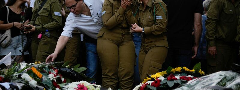 Trauernde versammeln sich um die Gräber von Yam Goldstein und ihrem Vater Nadav, die am 7. Oktober in ihrem Haus im Kibbuz Kfar Aza von Hamas-Mitgliedern ermordet wurden. Der Rest der Familie wird vermutlich in Gaza als Geiseln gehalten. - Foto: Ariel Schalit/AP/dpa