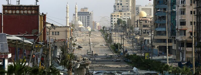 Die Al-Rashid-Hauptstraße in Gaza-Stadt nach israelischem Beschuss. - Foto: Abed Khaled/AP/dpa