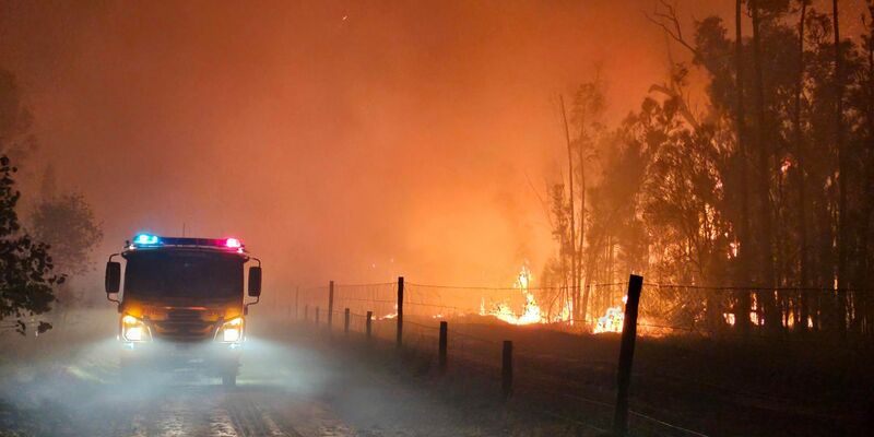 Behörden warnen für den australischen Frühling und Sommer vor der womöglich heftigsten Buschfeuersaison seit dem verheerenden «Schwarzen Sommer» 2019-2020. - Foto: Queensland Fire And Emergency Se/Queensland Fire and Emergency Services via AAP/dpa