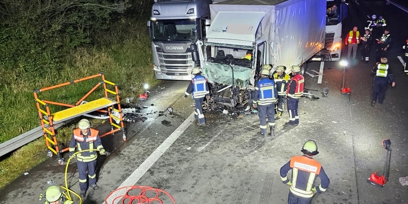 FW Königswinter: Auffahrunfall mit mehreren LKW auf der Autobahn A 3 - Fahrer von Feuerwehr befreit - Foto: presseportal.de