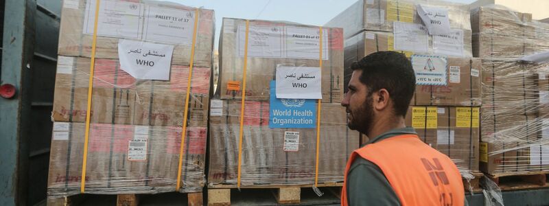 Ein Arbeiter beobachtet die von der Weltgesundheitsorganisation gesandten medizinischen Hilfsgüter im Nasser-Krankenhaus. - Foto: Mohammed Talatene/dpa