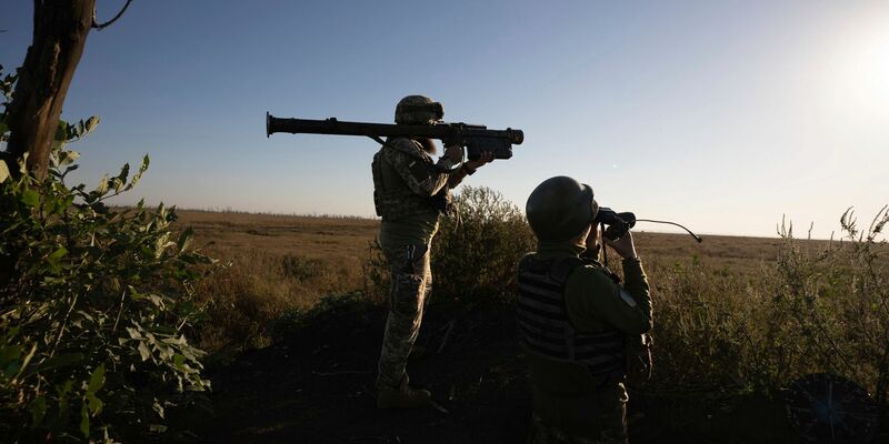 Ukrainische Soldaten zielen mit einer Flugabwehrrakete auf die Frontlinie in der Nähe von Klischtschijiwka bei Bachmut. (Symbolbild) - Foto: Alex Babenko/AP/dpa/Archiv