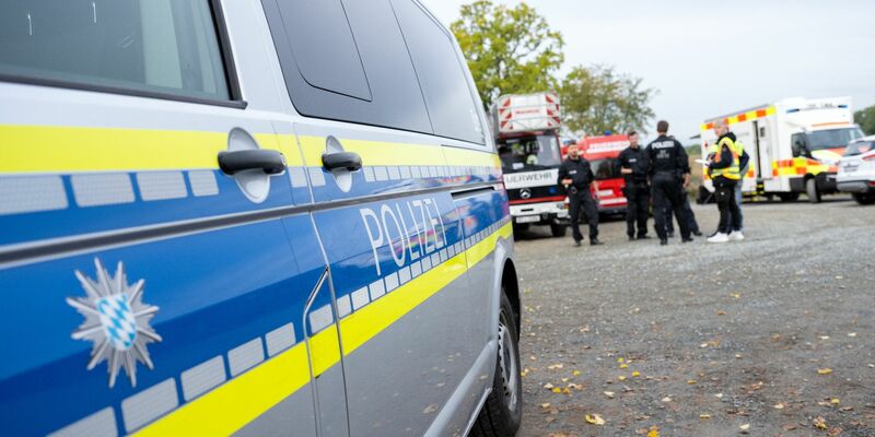 Einsatzkräfte der Polizei vor der Alexander-von-Humboldt-Realschule in Bayreuth. - Foto: Pia Bayer/dpa