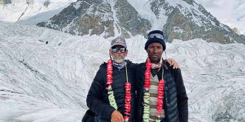 Ghulam Murtaza Sadpara (r.) und ein anderer Bergsteiger bei der Besteigung des Gasherbrum II in Pakistan 2021. - Foto: Privat/dpa