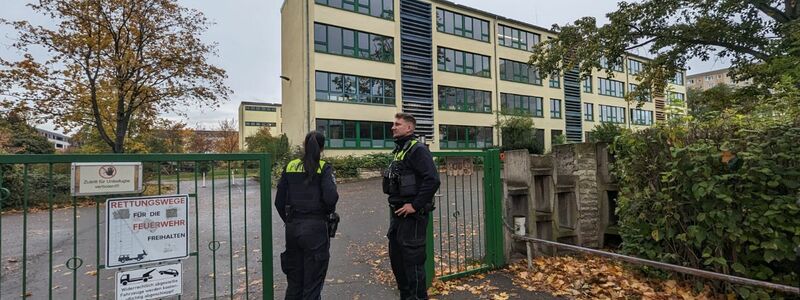 Polizisten stehen vor einer Schule in Erfurt. - Foto: WichmannTV/dpa