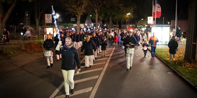 FW Norderstedt: Laternenumzug am 04. November in Harksheide - Foto: presseportal.de