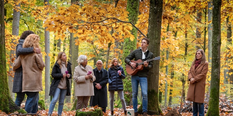 Weniger Drama, mehr Demokratie: Letzte Ruhe im Wald versöhnt mit eigener Sterblichkeit / Tiefenpsychologische rheingold-Studie zeigt stressreduzierende Wirkung vom Bestattungswald - Foto: presseportal.de